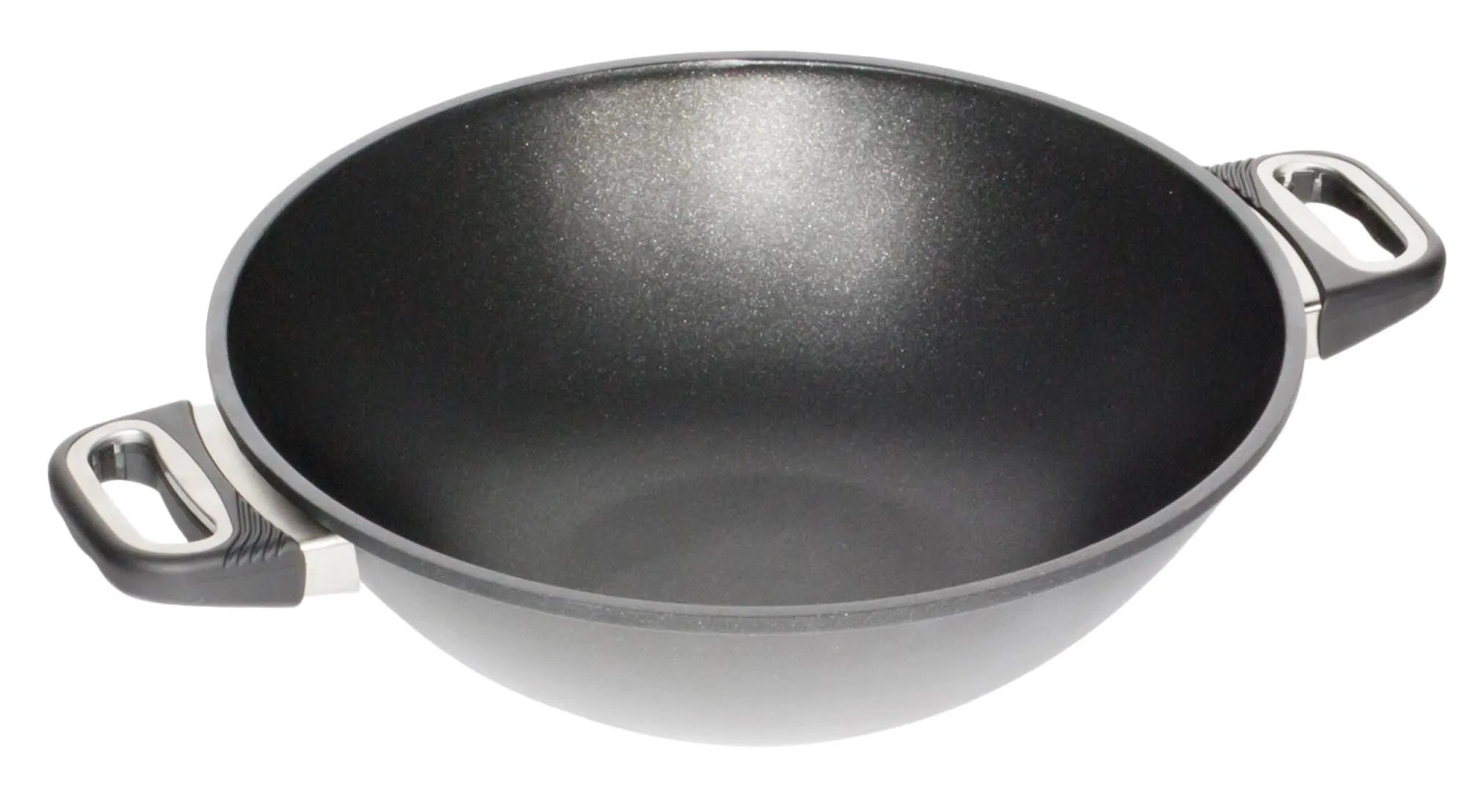 Hochwertiger Induktions-Wok (D32cm, H11cm) von AMT Gastroguss: Perfekt für asiatische Gerichte, mit Antihaftbeschichtung und ergonomischen Griffen.