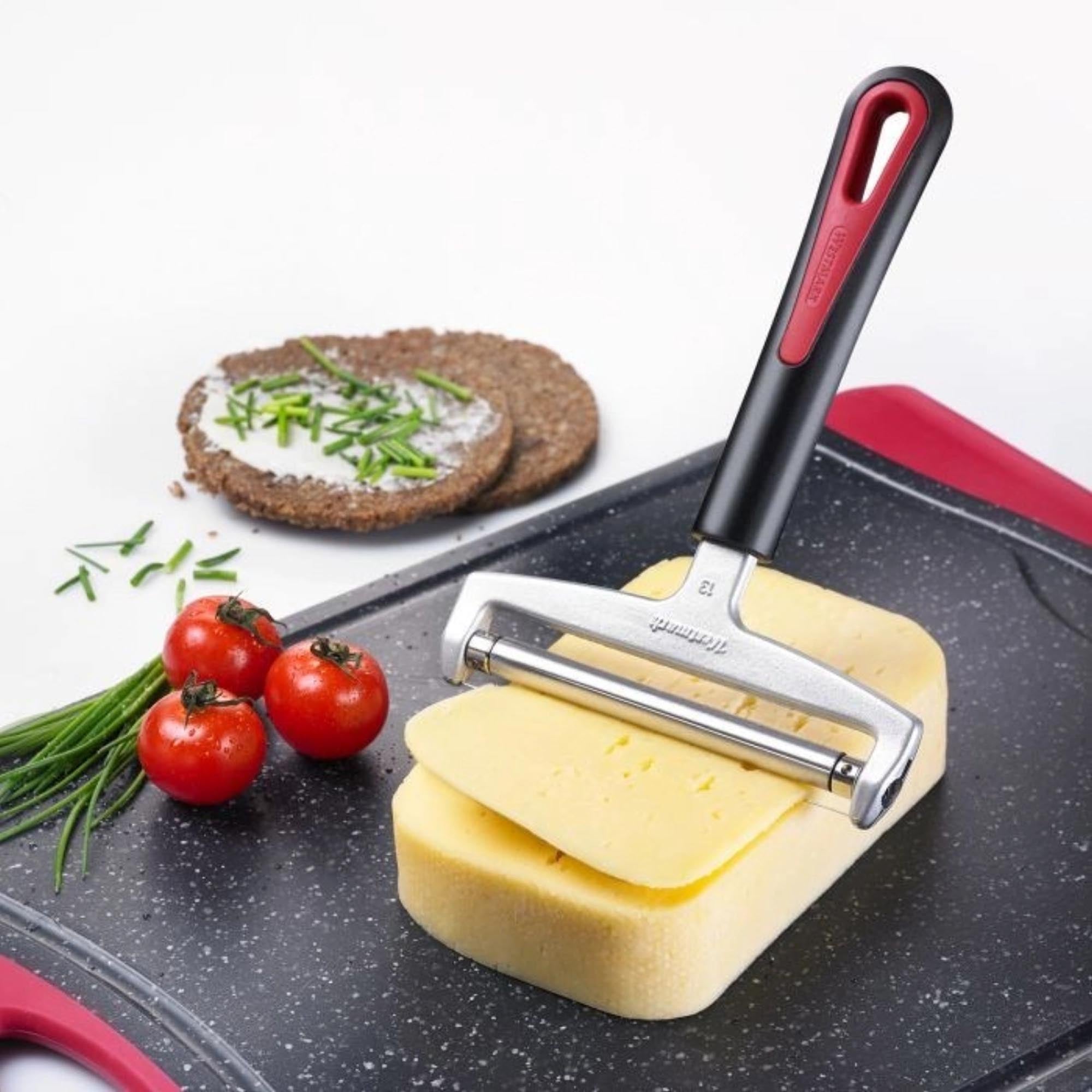 Kompakter Käseschneider von Westmark, ideal für präzise und gleichmässige Scheiben, robust und einfach zu bedienen.