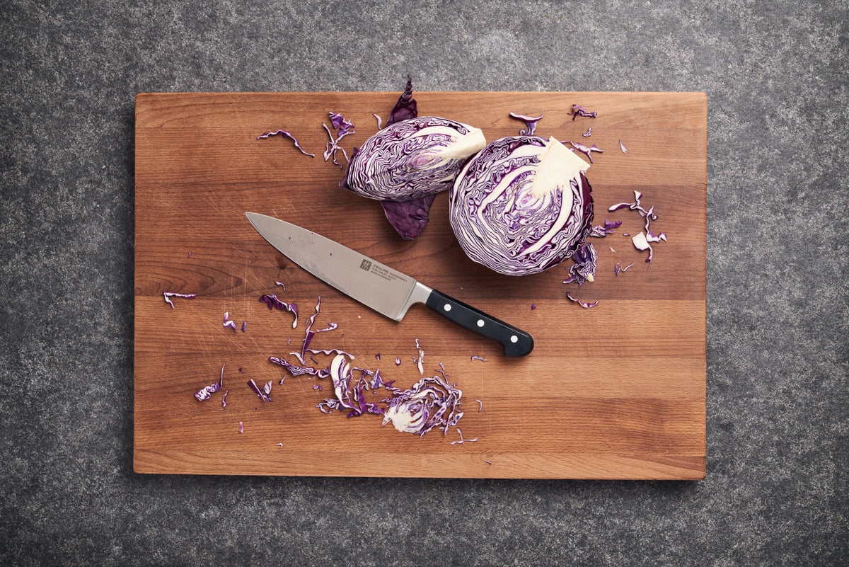 Professional "S" Spick- und Garniermesser 100 mm in Schwarz präsentiert im Onlineshop von KAQTU Design AG. Küchenmesser ist von Zwilling Kitchen