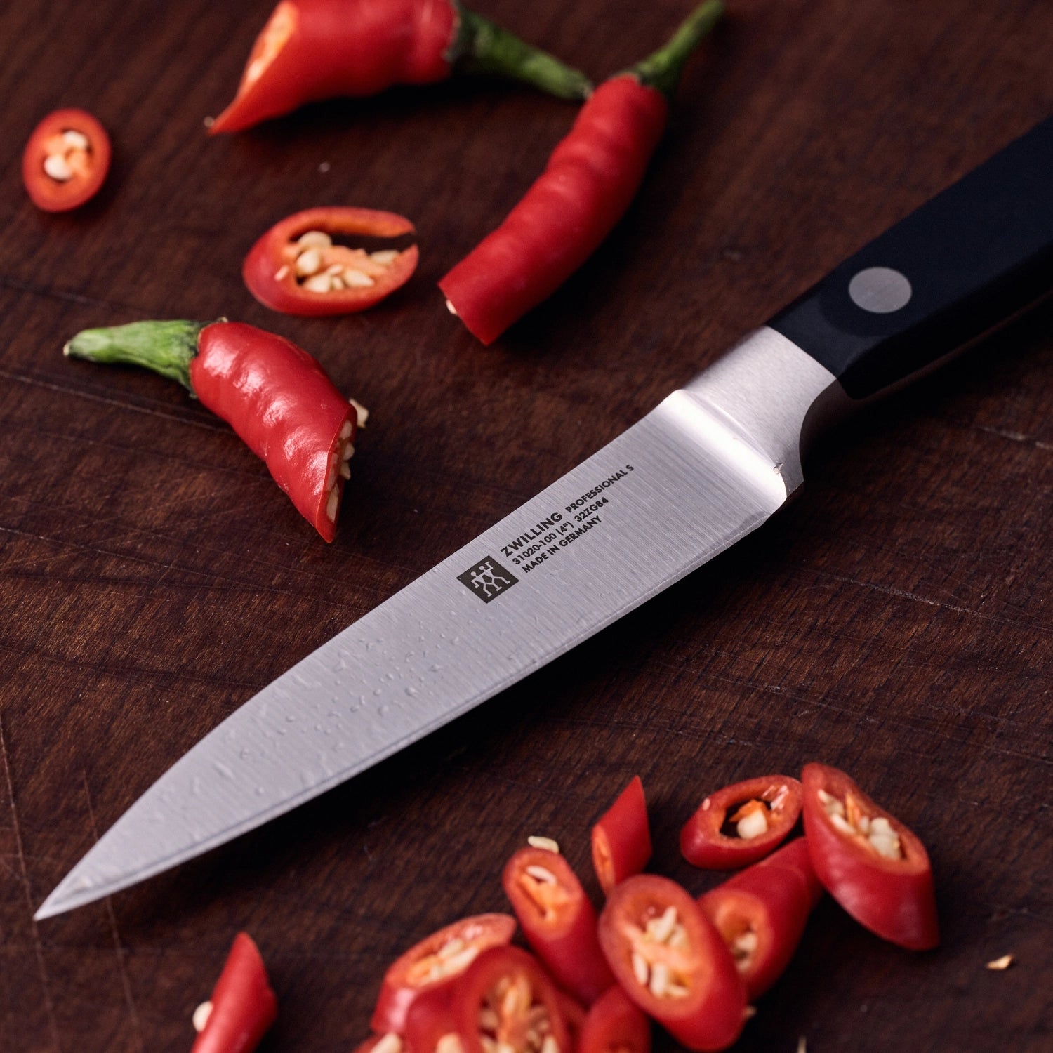 Hochwertiges Zwilling Küchenmesser "S" mit 100 mm Klinge, perfekt für feine Schneidarbeiten und kreative Garnierungen in der Küche.