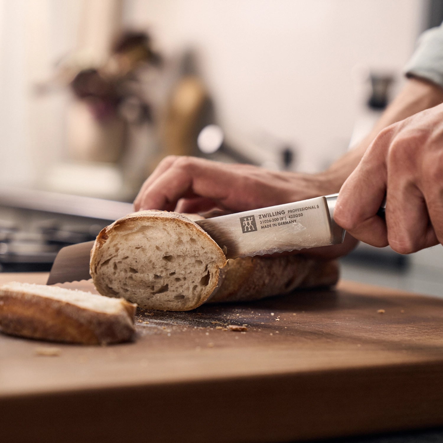 Hochwertiges Zwilling Brotmesser mit 200 mm Klinge, ideal für sauberes und müheloses Schneiden von frischem Brot und Gebäck.