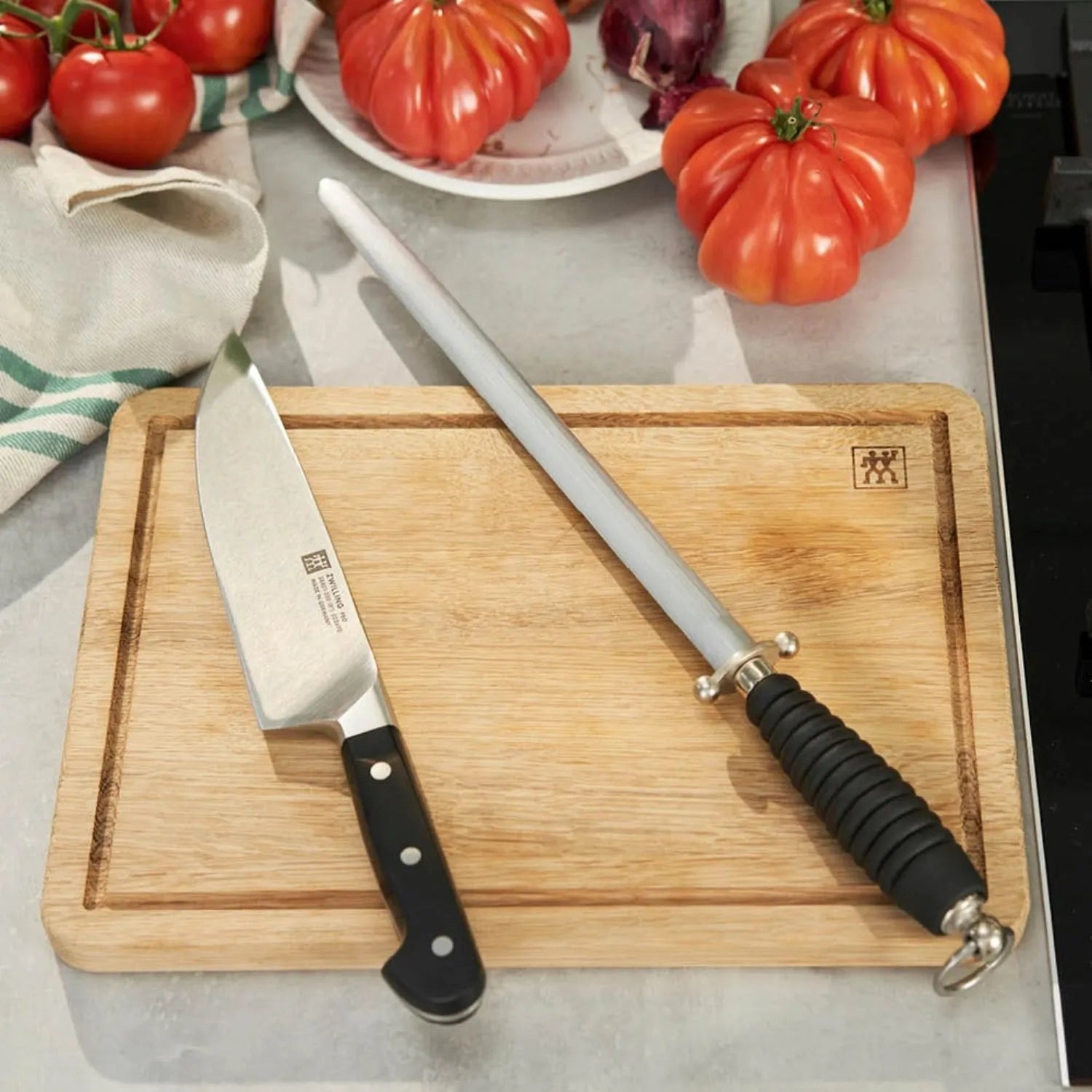 Zwilling Wetzstahl 230 mm: Präzision mit ergonomischem Kunststoffgriff.