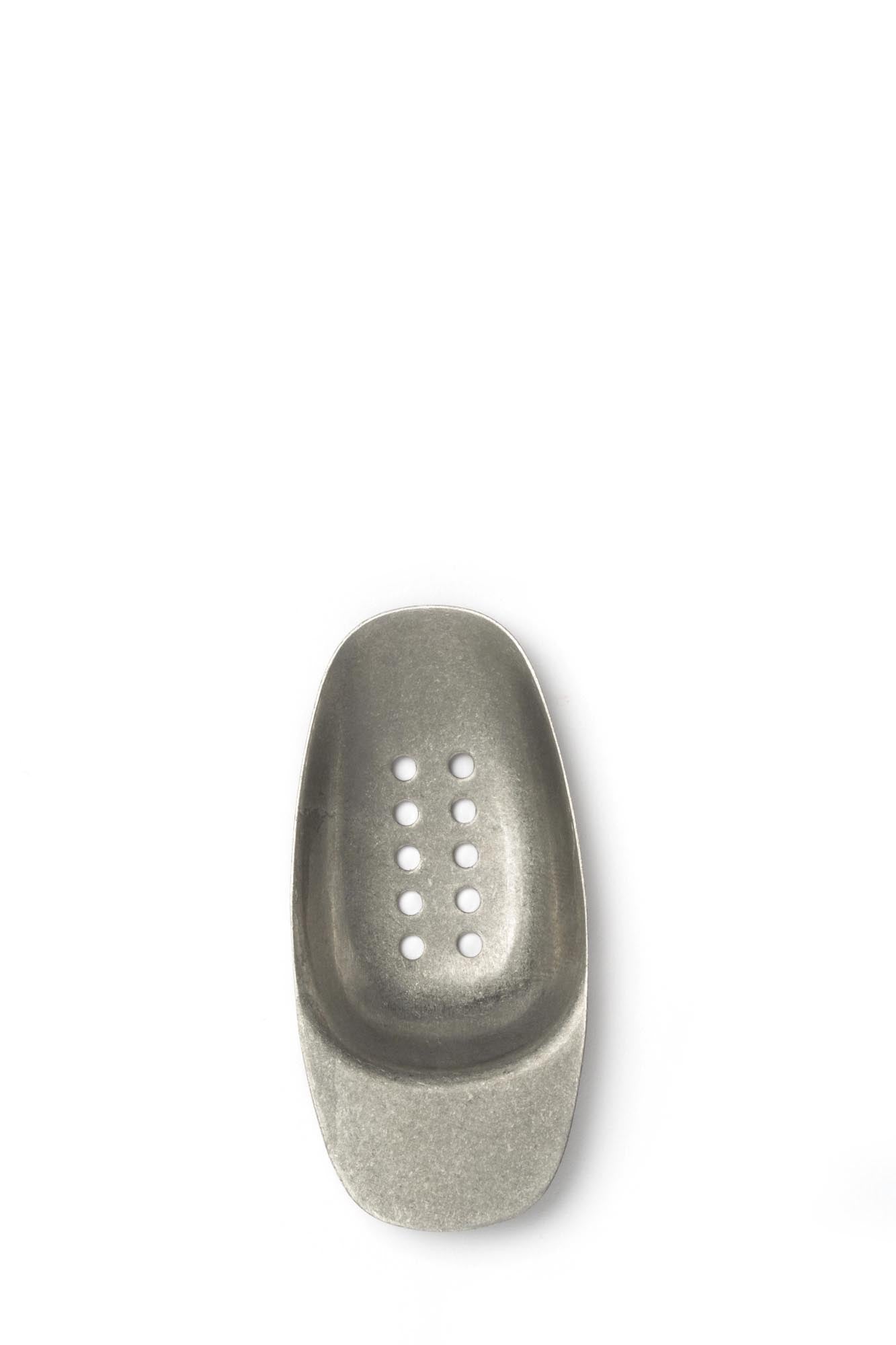 Les Essences Probierspaten m. Löchern, 7.5cm, Vintage in Silber präsentiert im Onlineshop von KAQTU Design AG. Besteck ist von Comas