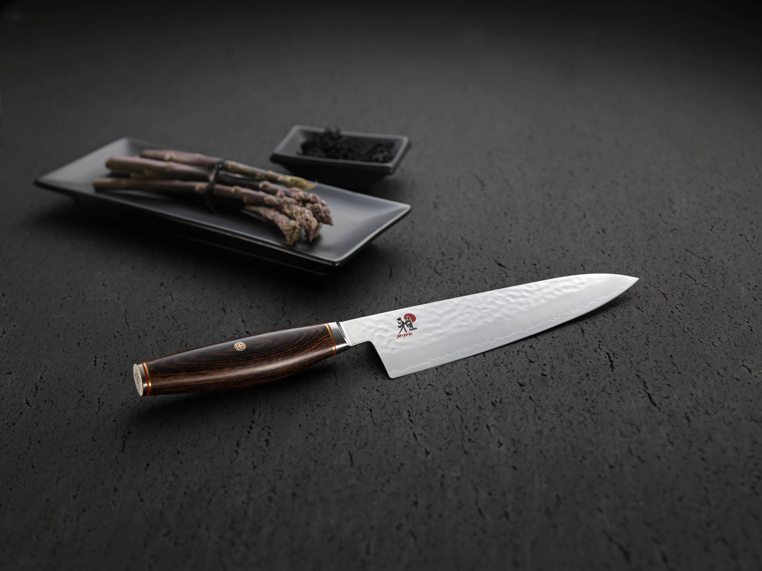 Elegantes MIYABI 6000MCT Shotoh Damastmesser, 130mm, perfekt für feine Schneidarbeiten, vereint japanische Handwerkskunst und moderne Technik.