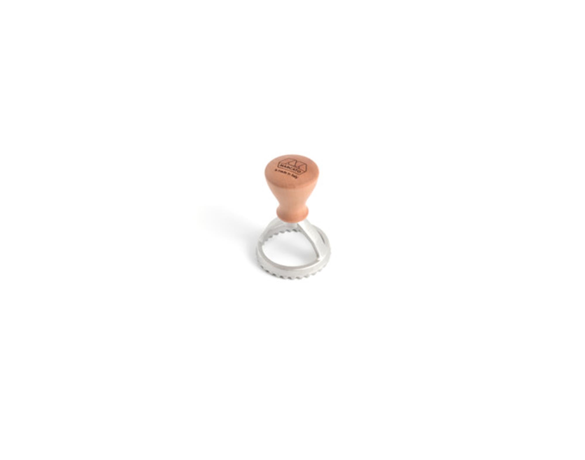 Entdecken Sie den MARCATO Ravioli Stempel mit Holzgriff (ø 5.8 cm) – ideal für perfekte, selbstgemachte Ravioli. Ein Muss für Pasta-Liebhaber!