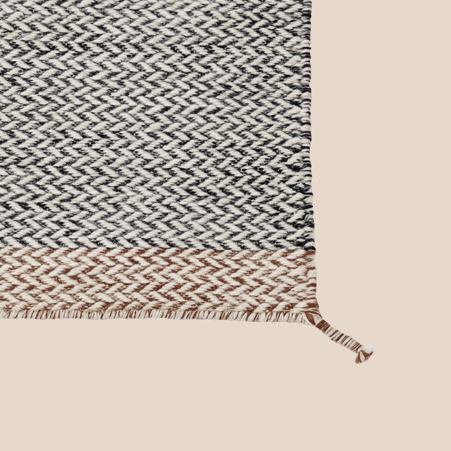 Ply Teppich in Schwarz / Weiss präsentiert im Onlineshop von KAQTU Design AG. Teppich ist von Muuto