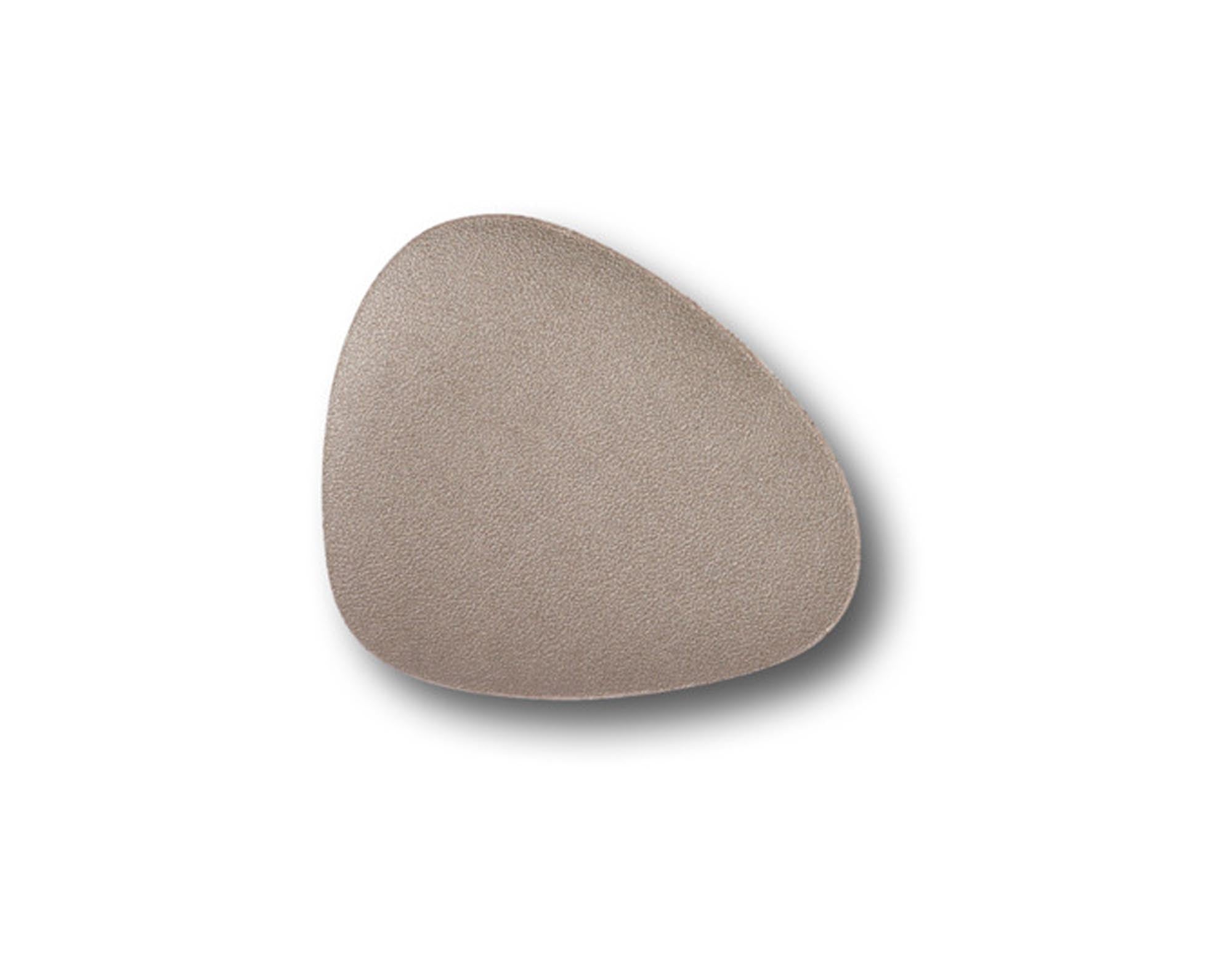 Entdecken Sie die stilvollen ZELLER Untersetzer aus Kunstleder in metallic taupe. Praktisches Set von 6, pflegeleicht, robust und elegant für jeden Tisch.