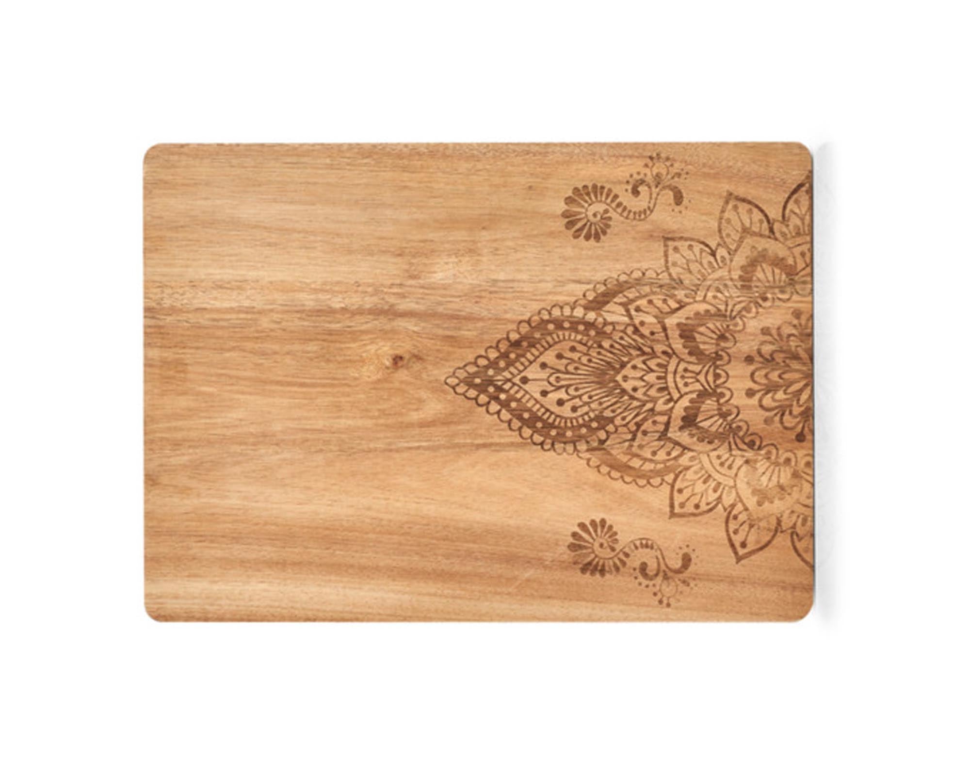 Elegantes Servierbrett aus robustem Akazienholz mit Print, ideal zum Schneiden und Präsentieren von Speisen, 40x29x1.5 cm.