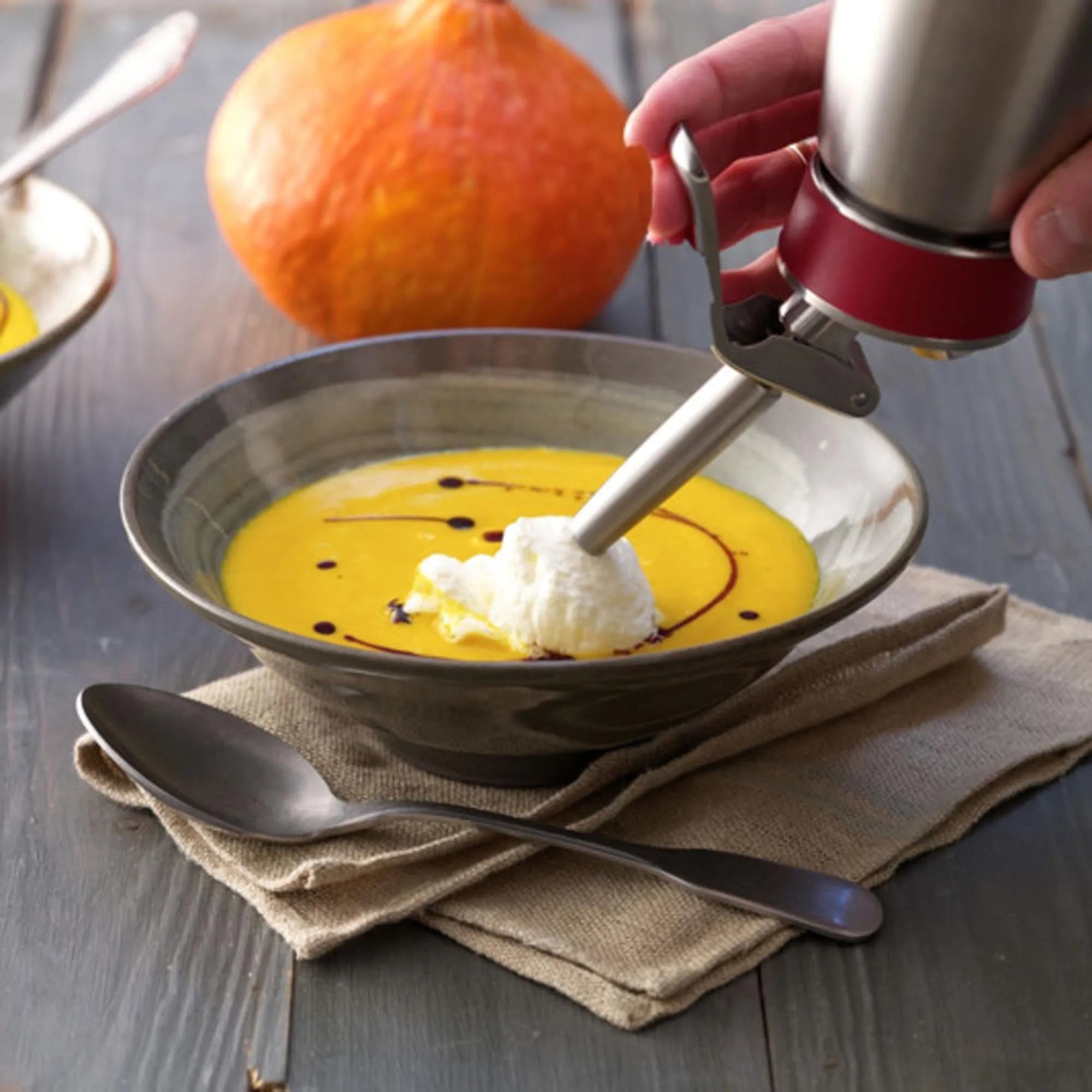 KISAG Rahmbläser 1 l: Ideal für cremige Desserts in der Gastronomie.