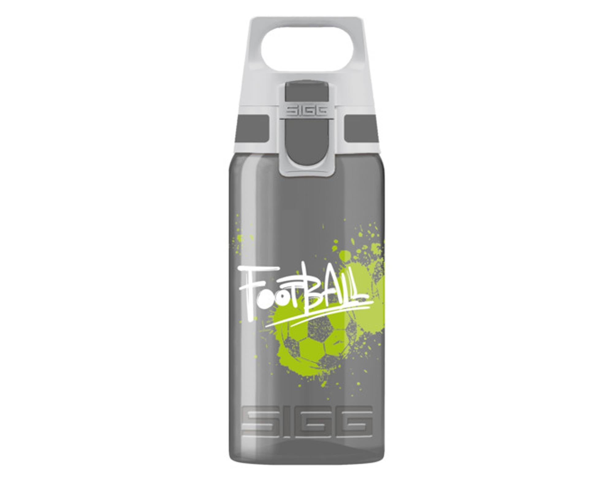 SIGG Trinkflasche 0.5l: robustes Aluminium, BPA-frei, cooles Fußball-Design, ideal für Sport & Freizeit, umweltfreundlich.