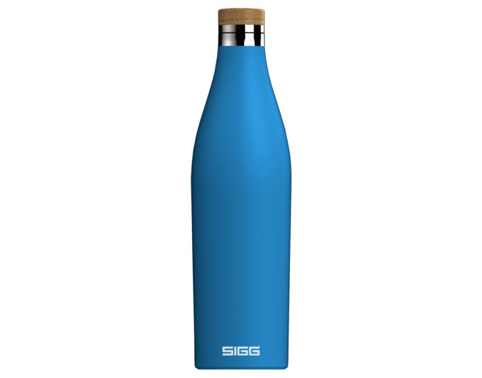 Trinkflasche Meridian electric blue touch 0.7 l in  präsentiert im Onlineshop von KAQTU Design AG. Flasche ist von SIGG