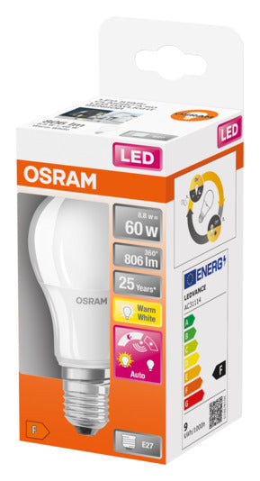 OSRAM LED-Lampe mit E27-Sockel, 9W, 806lm, warmweiß, frosted, mit Tageslichtsensor für energieeffiziente Beleuchtung.