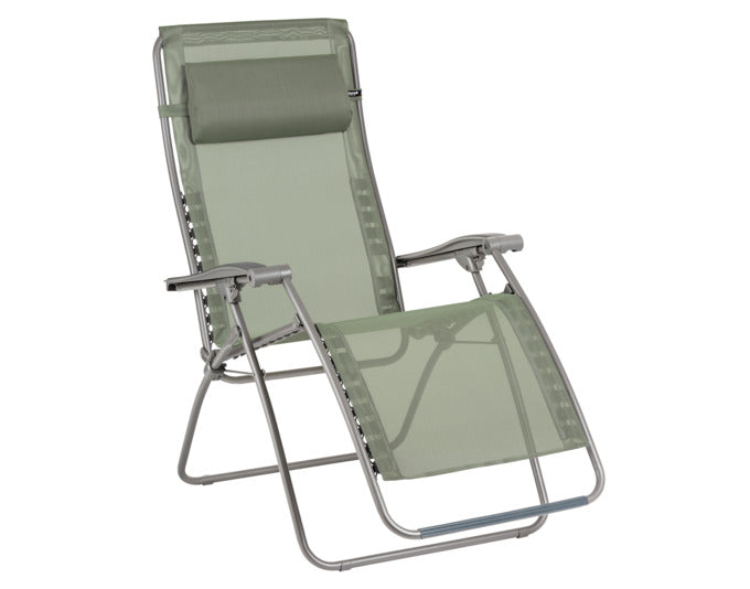 Relaxsessel RSXA Clip in Grün präsentiert im Onlineshop von KAQTU Design AG. Outdoor-Sessel mit Armlehnen ist von LAFUMA