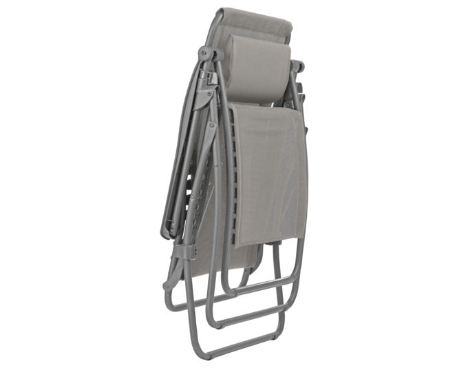 Relaxsessel RSXA Clip in Grau präsentiert im Onlineshop von KAQTU Design AG. Outdoor-Sessel mit Armlehnen ist von LAFUMA