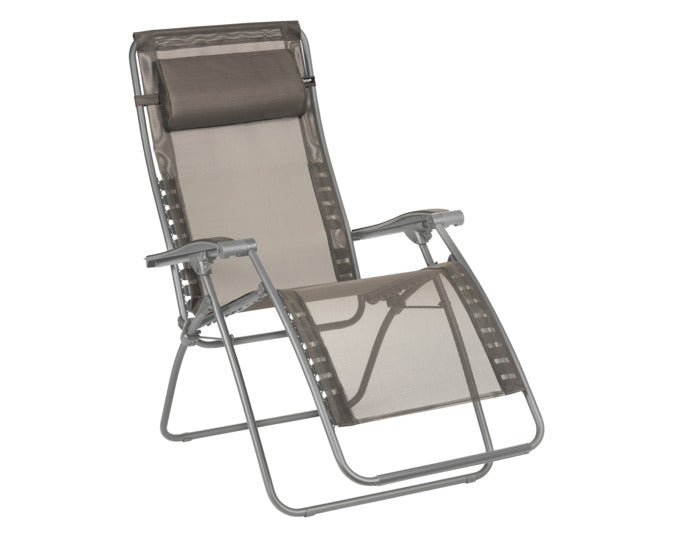 Relaxsessel RSXA Clip in Grau-Braun präsentiert im Onlineshop von KAQTU Design AG. Outdoor-Sessel mit Armlehnen ist von LAFUMA