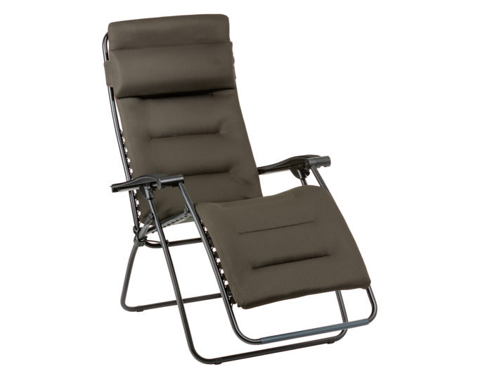 Relaxsessel RSX Clip in Taupe präsentiert im Onlineshop von KAQTU Design AG. Outdoor-Sessel mit Armlehnen ist von LAFUMA