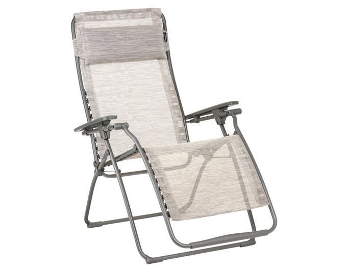 Relaxsessel Futura Clip in Ipane präsentiert im Onlineshop von KAQTU Design AG. Outdoor-Sessel mit Armlehnen ist von LAFUMA