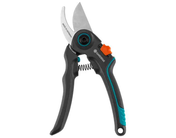 GARDENA Gartenschere Expertcut in  präsentiert im Onlineshop von KAQTU Design AG. Gartenwerkzeug ist von GARDENA
