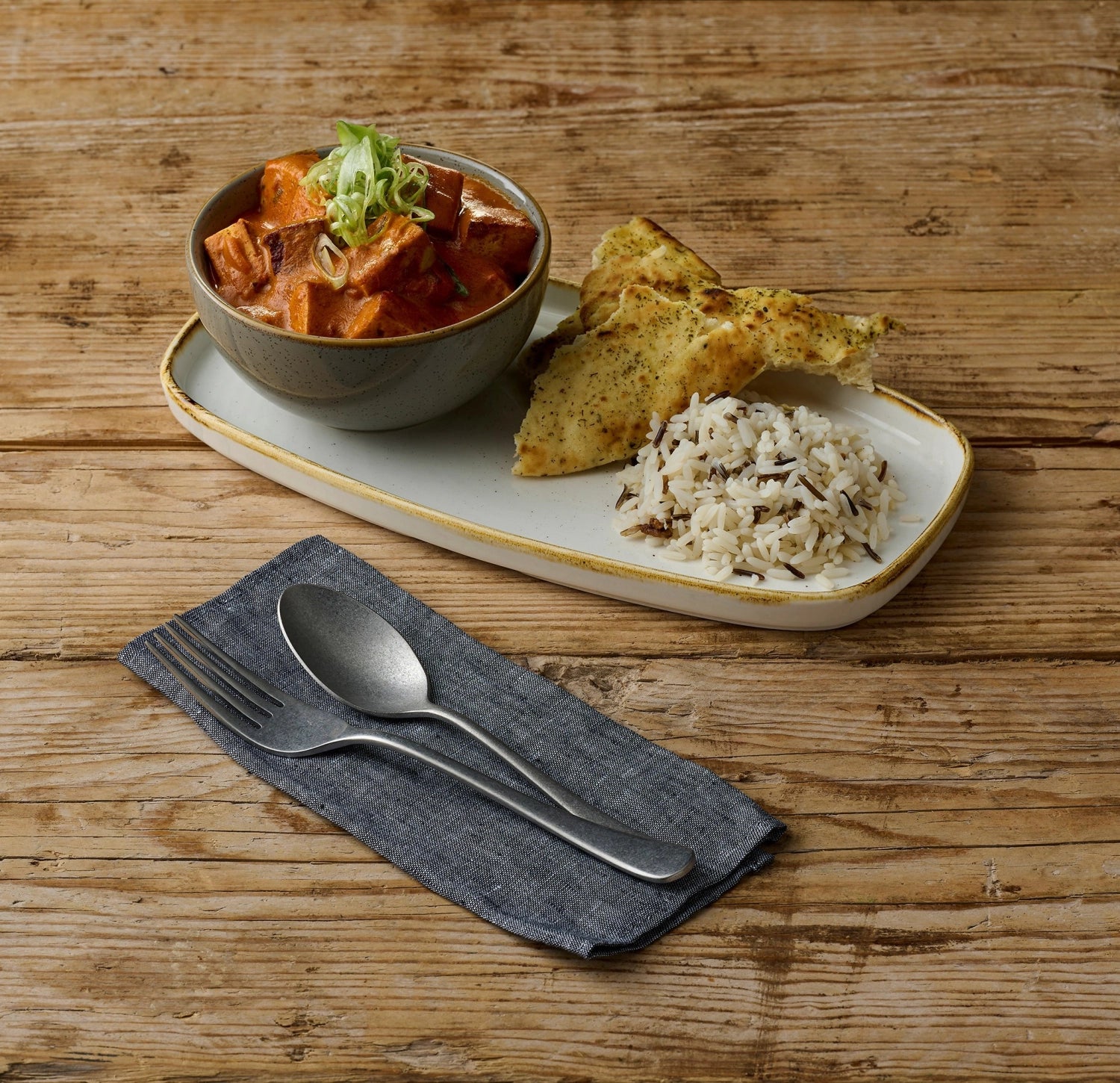 Die Stonecast Chefs Walled Oblong Platte in Barley Weiss von Churchill bietet elegantes Design und hohe Funktionalität für jede Tischdekoration.