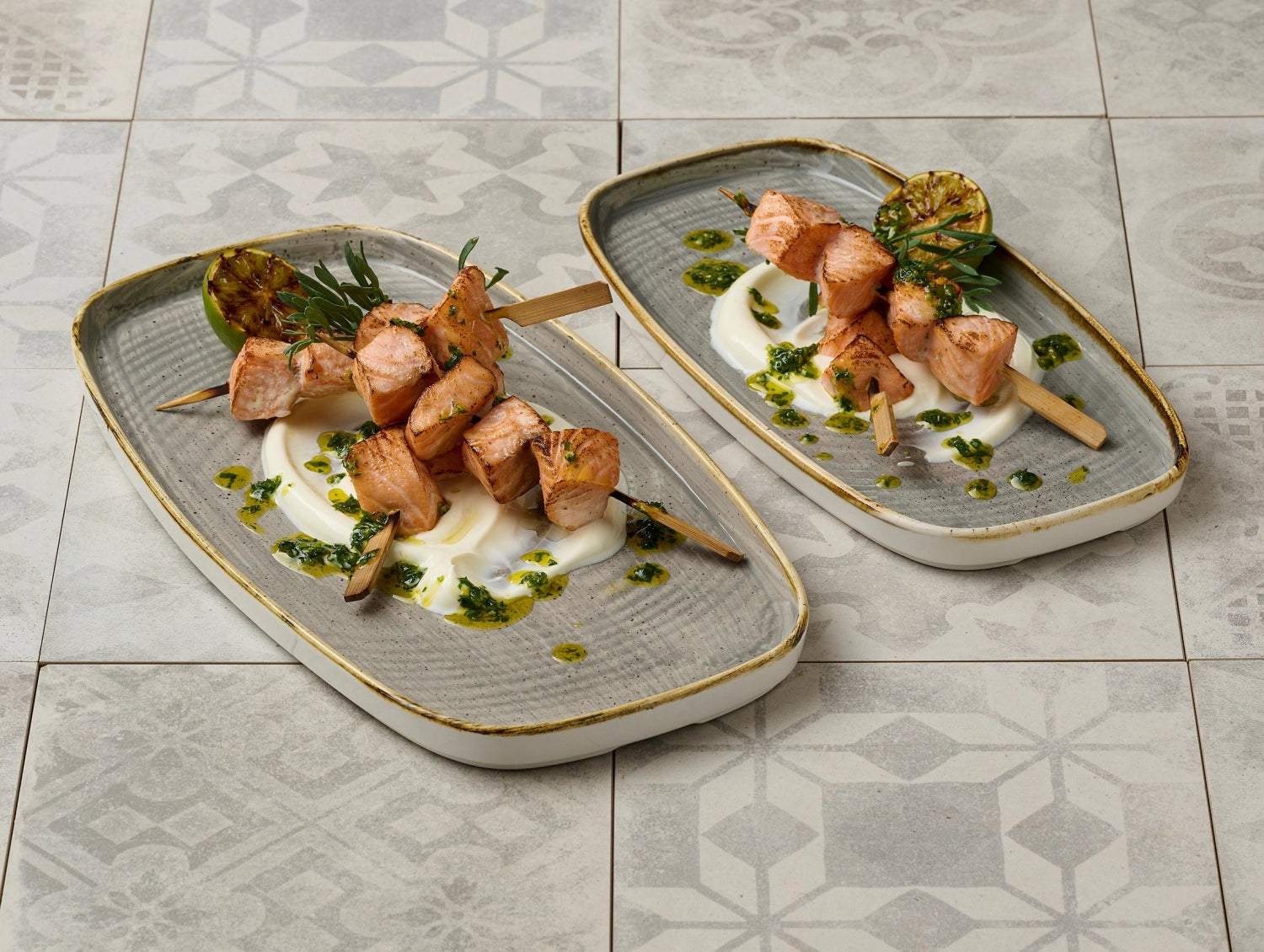 Die Stonecast Chef Walled Oblong Platte in Peppercorn Grey von Churchill bietet stilvolle Präsentation und Langlebigkeit. Perfekt für Gastronomie und Zuhause.