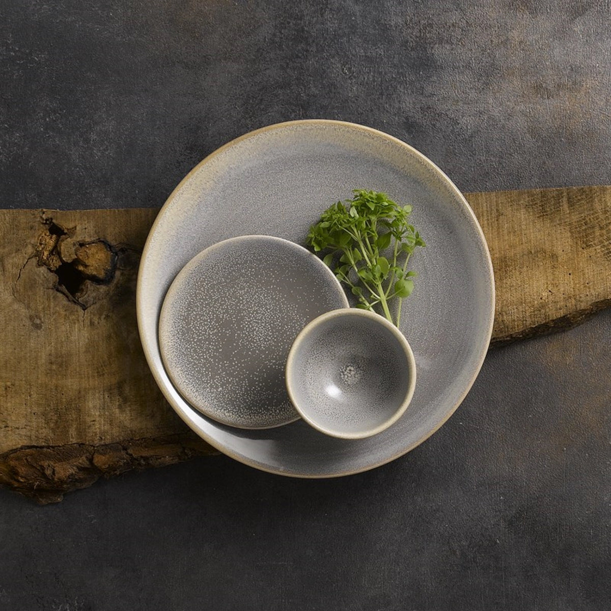 Evo Granite Coupe Teller flach 29.5cm in Grau präsentiert im Onlineshop von KAQTU Design AG. Teller ist von Churchill