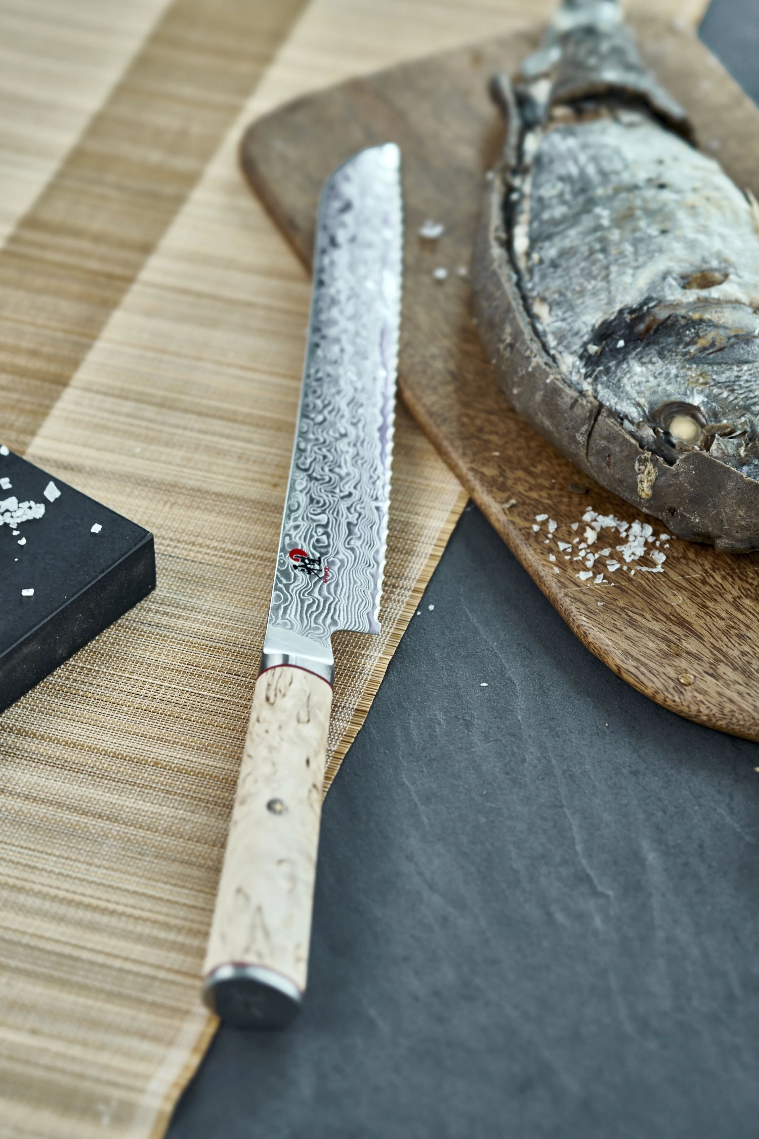 Erleben Sie das MIYABI 5000MCD Brotmesser (230 mm) – ein Meisterwerk aus Kohlenstoffstahl, das mit seinem ergonomischen Griff und der perfekten Schärfe jedes Brot mühelos schneidet.