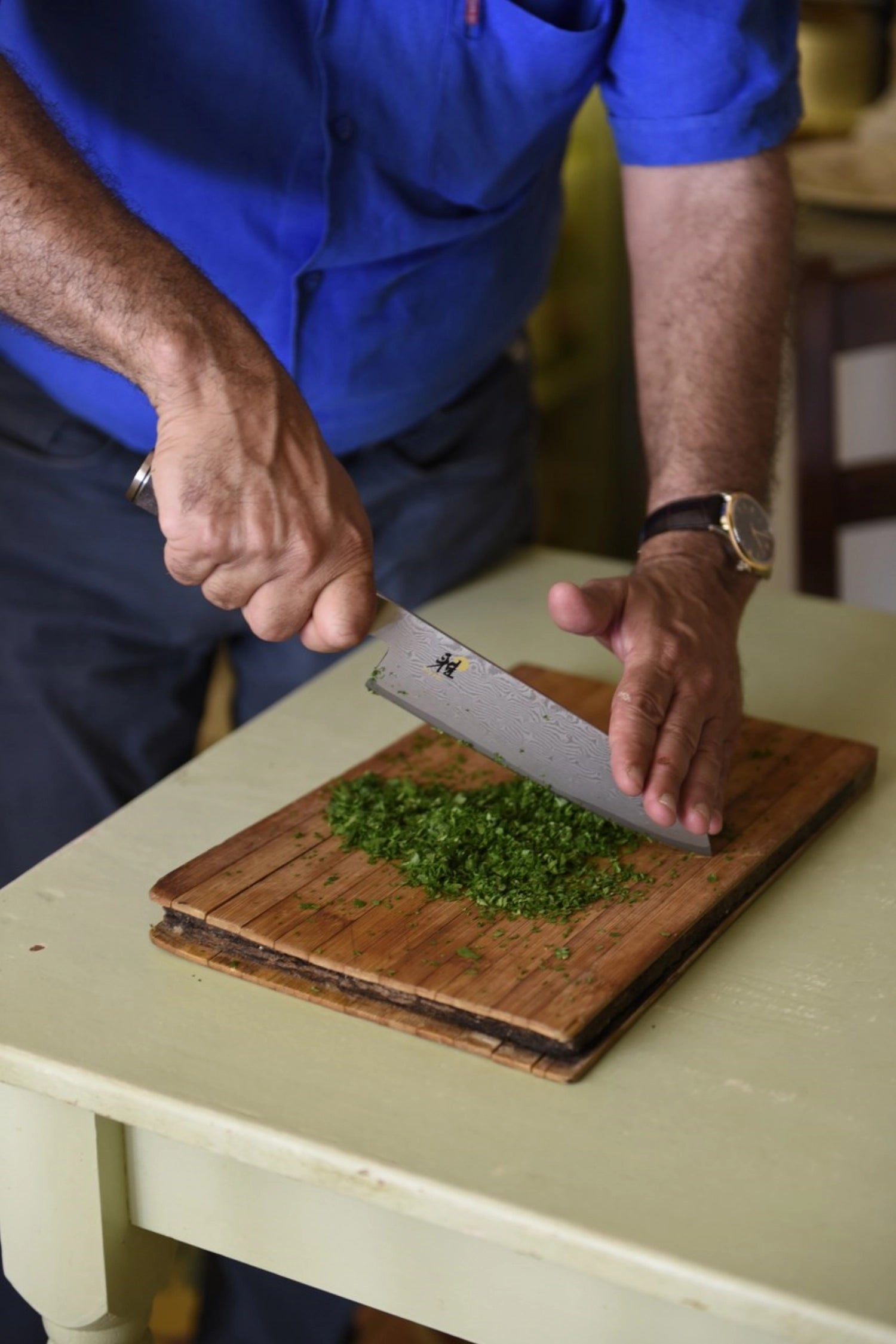 Elegantes Santoku mit Ahorn-Griff für präzises Schneiden.