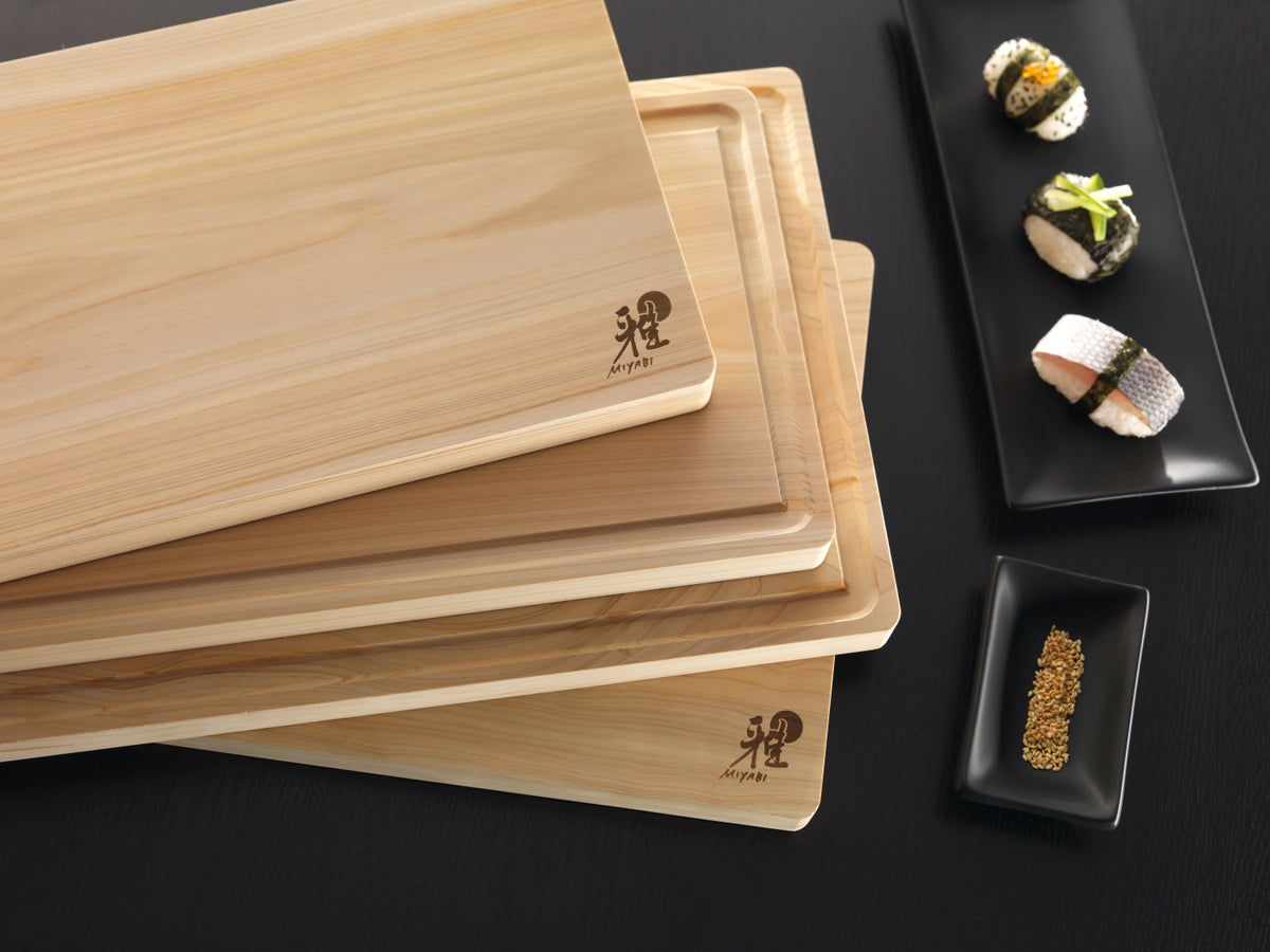 Miyabi Schneidebrett, Hinoki, mittel, 350x200x30mm in Braun präsentiert im Onlineshop von KAQTU Design AG. Damastmesser ist von Miyabi