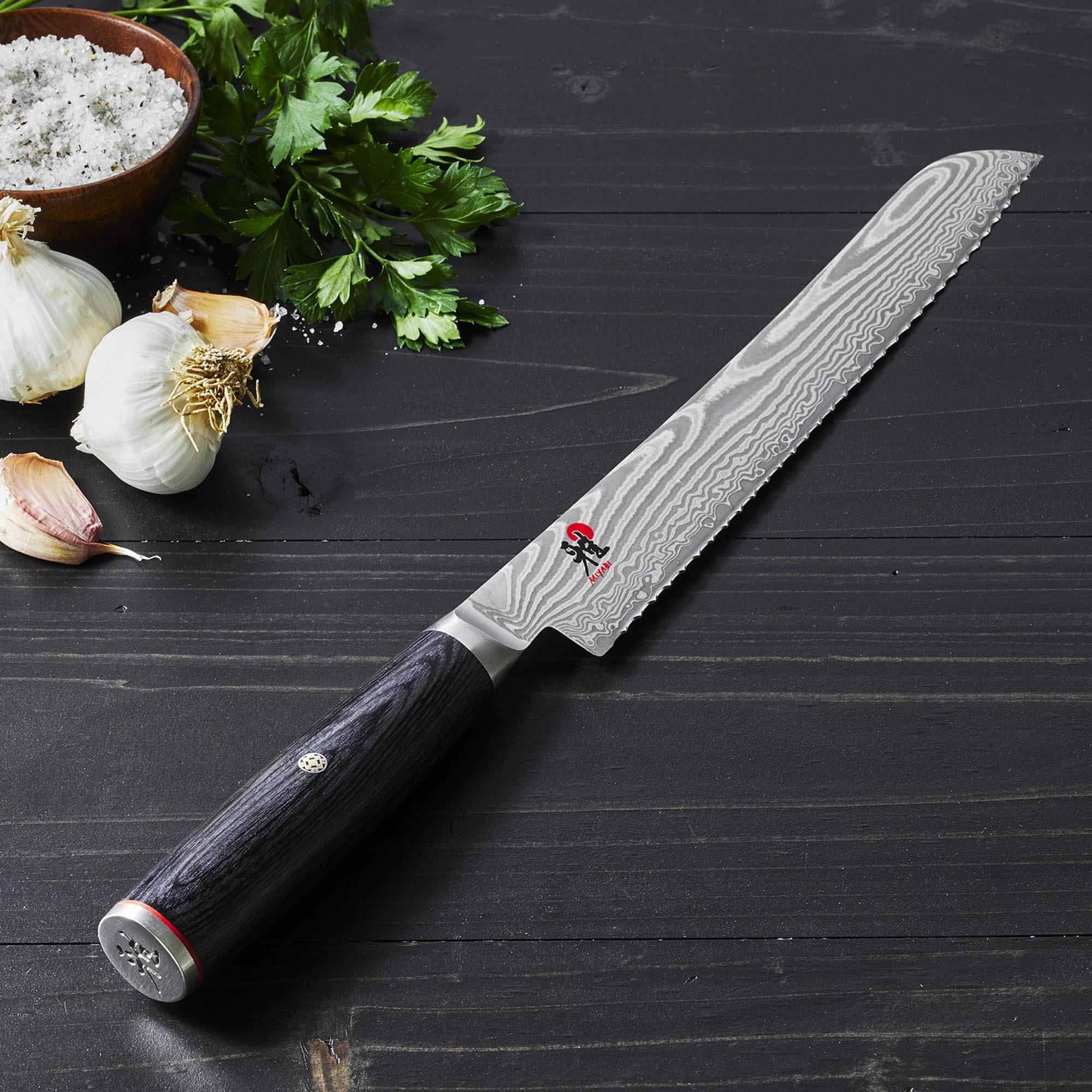 MIYABI 5000FCD: Exzellente Schneidkraft für müheloses Brotschneiden.