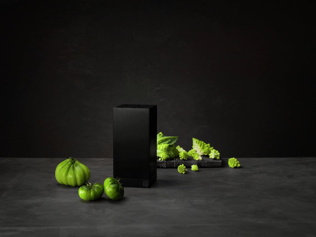 Messerblock Aluminium, leer, 7, schwarz in Schwarz präsentiert im Onlineshop von KAQTU Design AG. Messerblock ist von Zwilling Kitchen