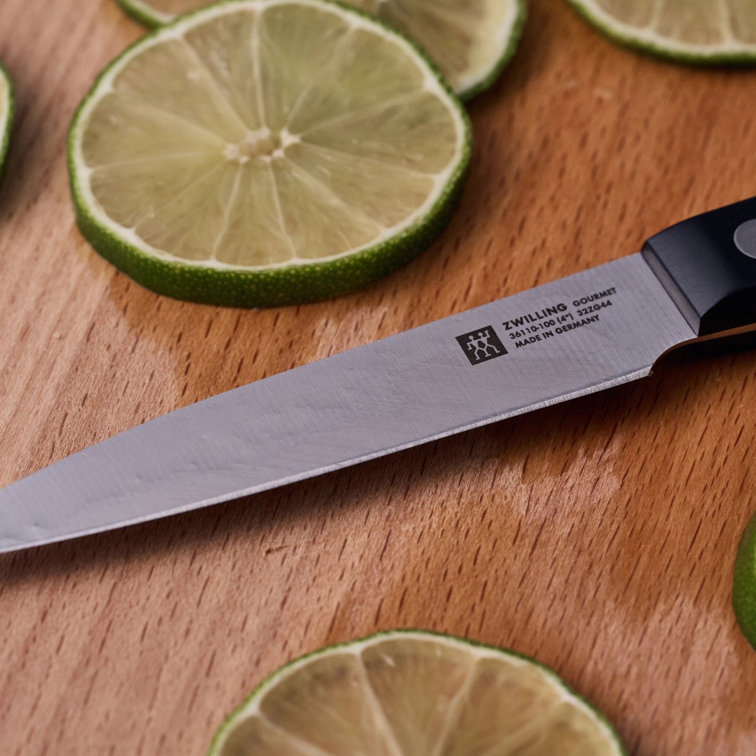Elegantes ZWILLING Gourmet Schälmesser mit 100 mm Klinge, perfekt für präzises Schälen und Schneiden von Obst und Gemüse, mit komfortablem Griff.