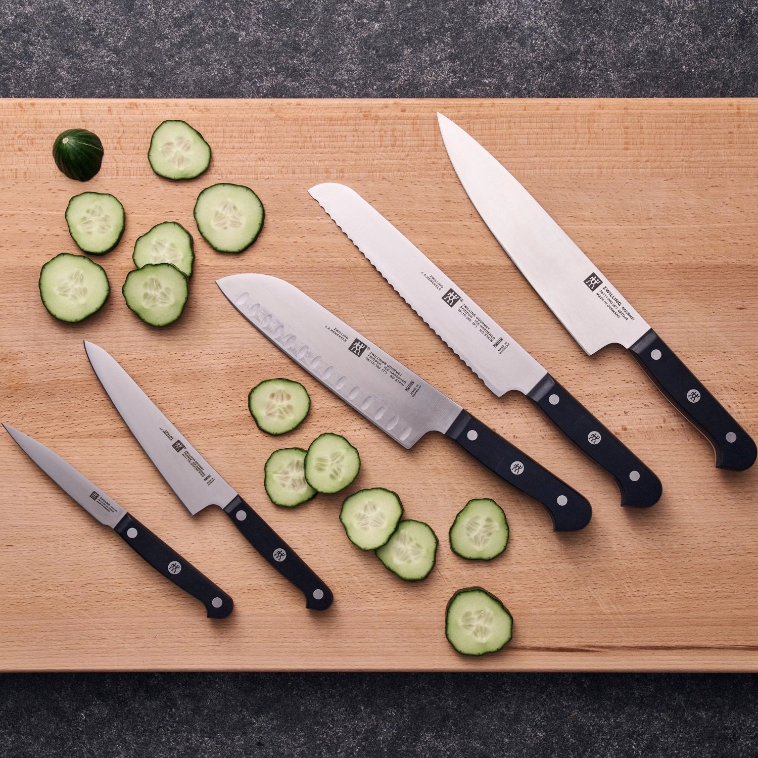 Elegantes ZWILLING Gourmet Schälmesser mit 100 mm Klinge, perfekt zum Schälen und Schneiden von Obst und Gemüse, mit komfortablem, ergonomischem Griff.
