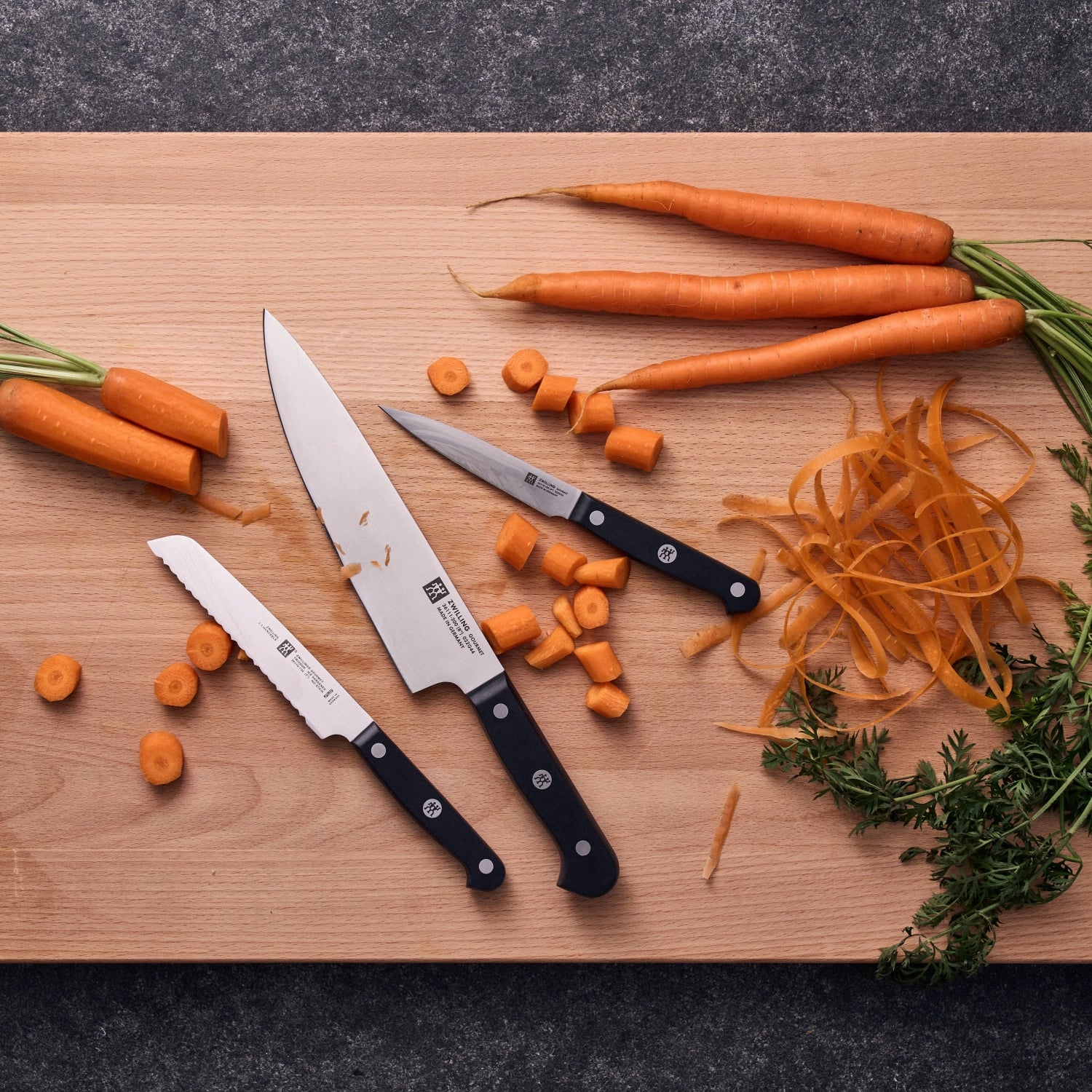 Hochwertiges ZWILLING Gourmet Schälmesser mit 100 mm Klinge, ideal für präzises Schälen und Schneiden, ausgestattet mit einem ergonomischen Griff für optimalen Komfort.