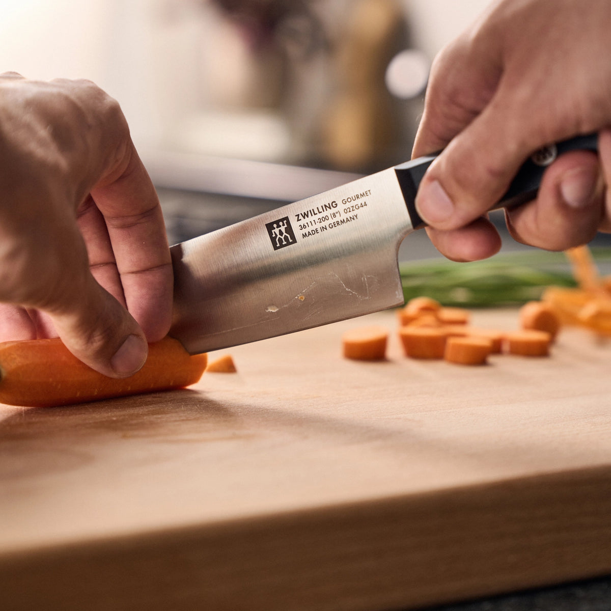 ZWILLING Gourmet Kochmesser, 200 mm in Schwarz präsentiert im Onlineshop von KAQTU Design AG. Küchenmesser ist von Zwilling Kitchen