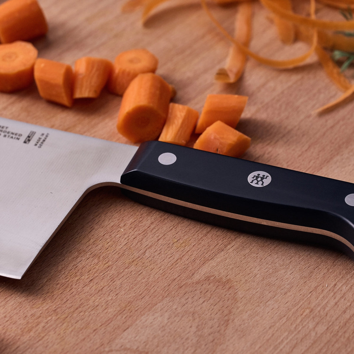 ZWILLING Gourmet Chin. Kochmesser, 180 mm in Schwarz präsentiert im Onlineshop von KAQTU Design AG. Küchenmesser ist von Zwilling Kitchen