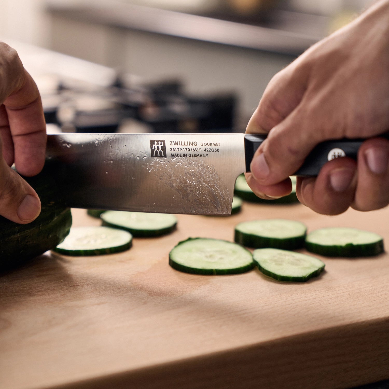 Elegantes ZWILLING Gourmet Nakiri Küchenmesser mit 170 mm Klinge, perfekt für feine Schnitte von frischem Gemüse und aromatischen Kräutern.