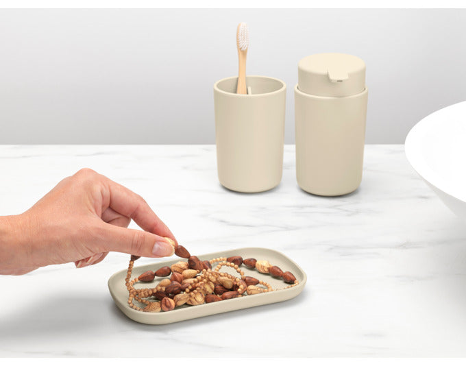 Elegantes 3-teiliges Bad-Set von BRABANTIA in soft beige, ideal für stilvolle Badezimmer. Praktisch und hochwertig designt.