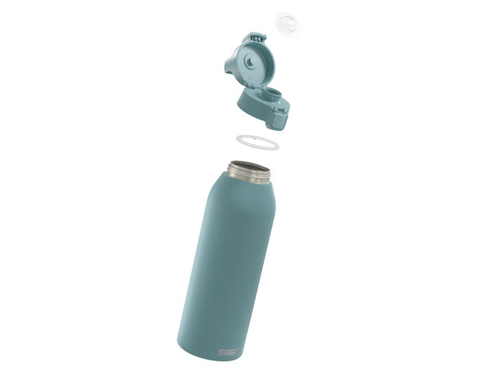 Die SIGG Shield One Trinkflasche in Morning Blue fasst 1.5 l, ist robust, BPA-frei und ideal für Outdoor-Aktivitäten und den Alltag.