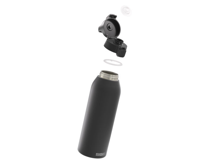 Die SIGG Shield One Trinkflasche in Schwarz, 1.5 l, ist robust, stilvoll und ideal für unterwegs. Perfekt für Sport und Outdoor-Aktivitäten.