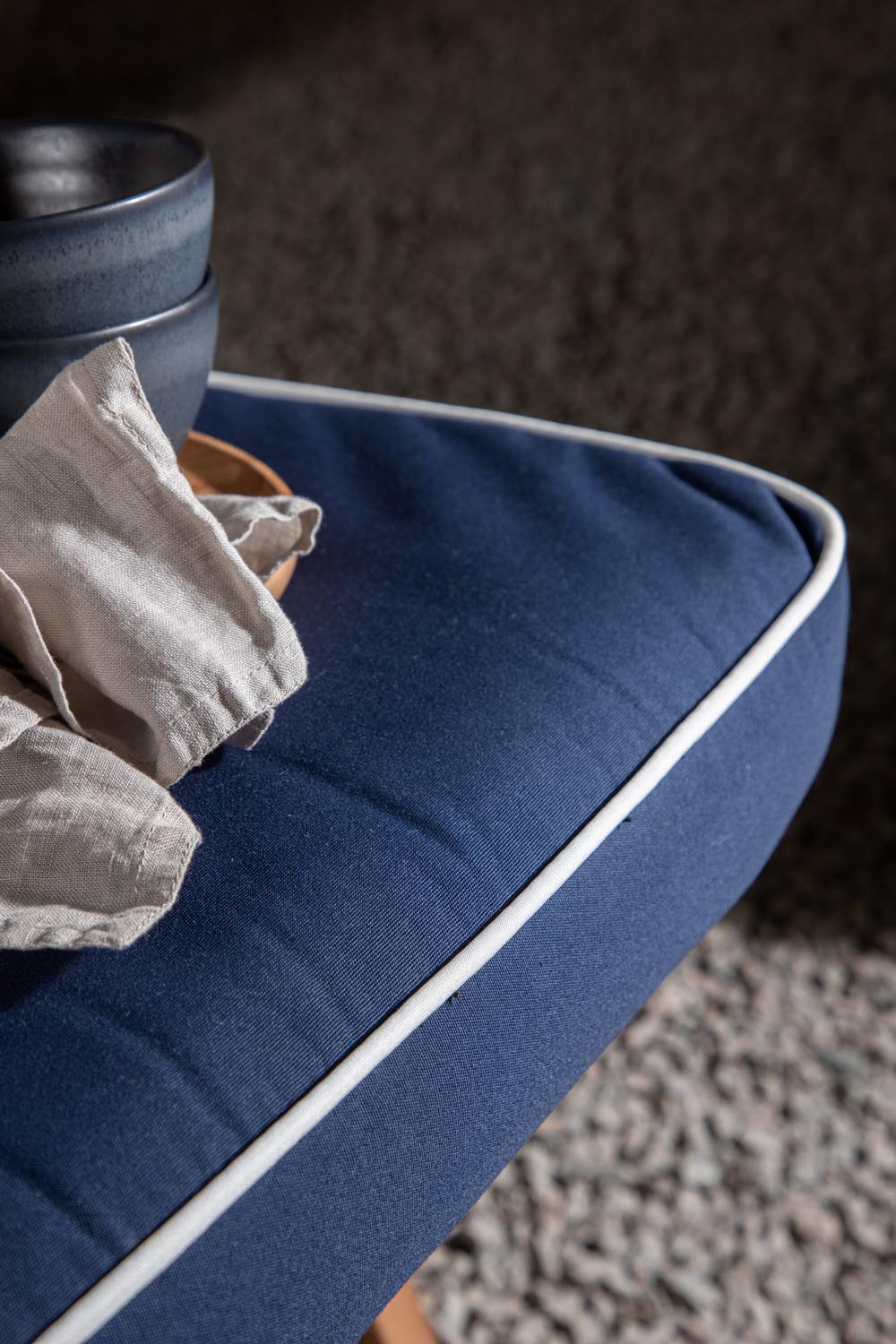 Fura Kissen 5 pos in Blau präsentiert im Onlineshop von KAQTU Design AG. Sitzkissen ist von Venture Home