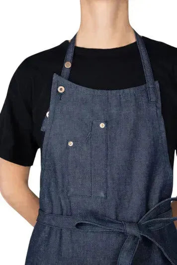 Stylische DUTCHDELUXES Schürze aus robustem Denim mit 5 Taschen, Slim Fit Design – ideal für Küche und Grill.