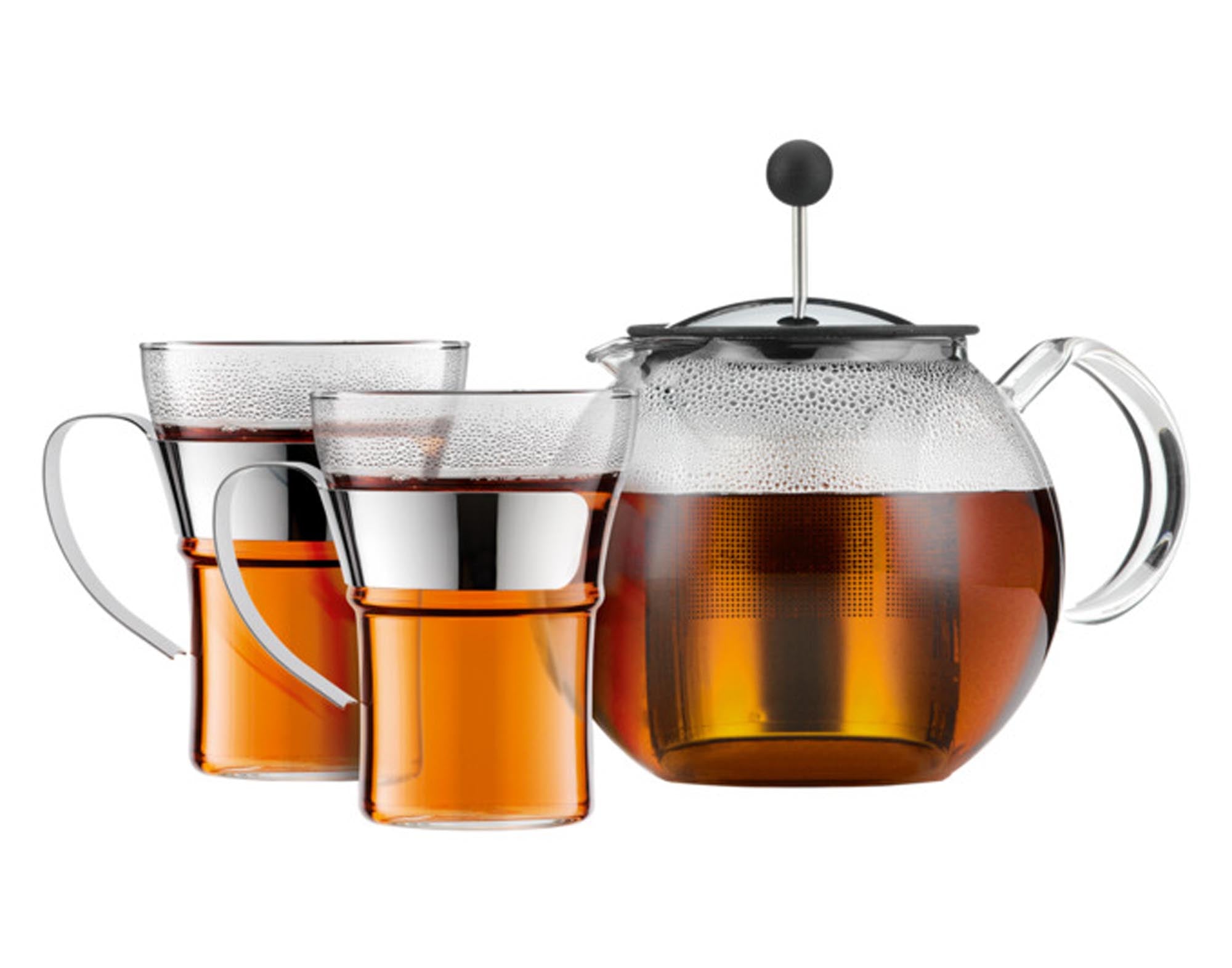 Elegante BODUM Teekanne Assam 1L aus Borosilikatglas mit 2 Teegläsern, ideal für losen Tee und Teebeutel.
