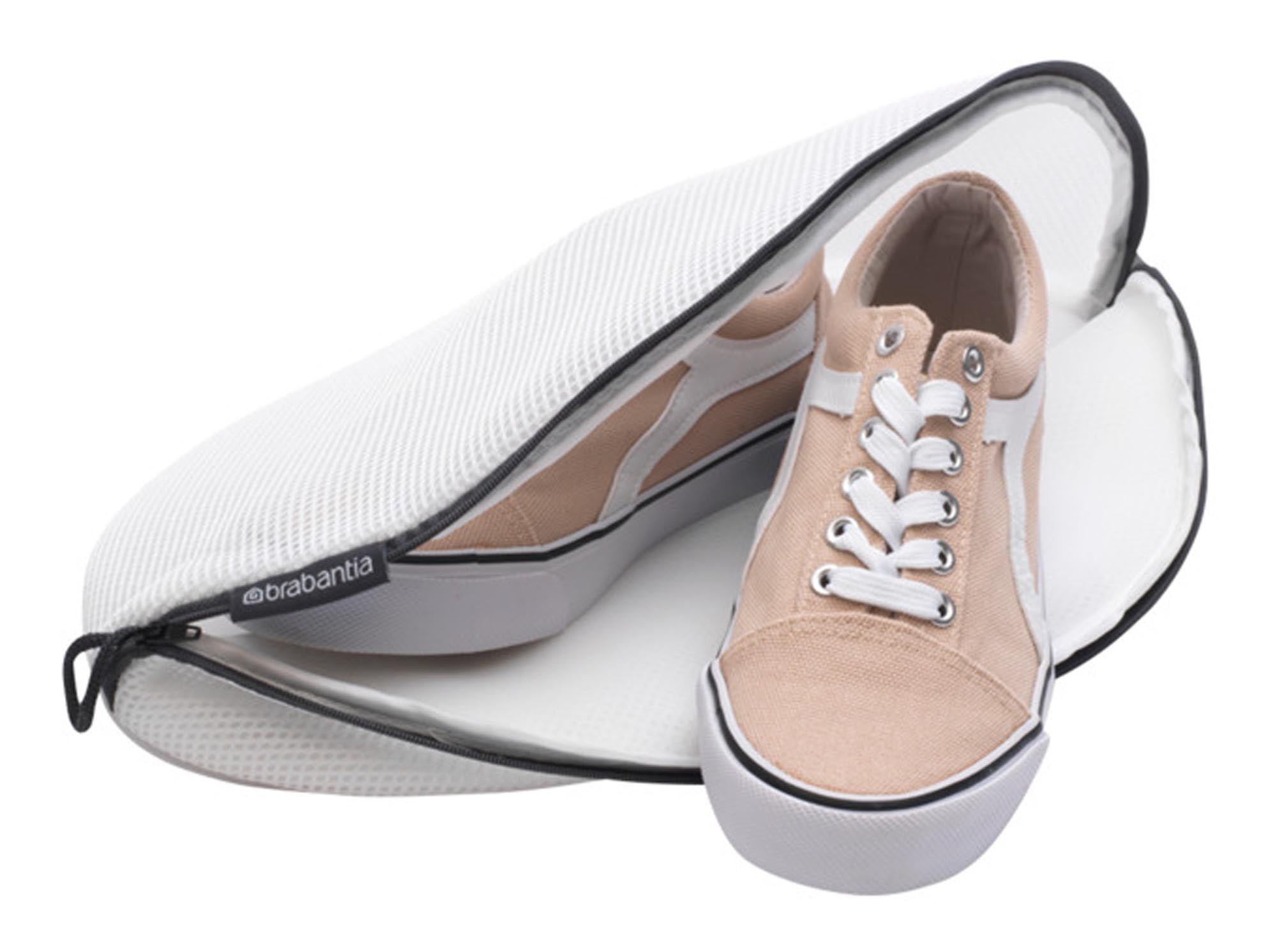 Schützen Sie Ihre Schuhe beim Waschen mit BRABANTIA Wäscheschutzbeuteln aus atmungsaktivem Polyester. Ideal für Sneaker & Sportschuhe.