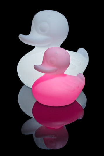 Lampe Duck-Duck S in Weiss präsentiert im Onlineshop von KAQTU Design AG. Nachttischleuchte ist von GOODNIGHT LIGHT