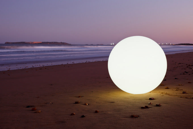 Lampe Globe ø 50 cm in  präsentiert im Onlineshop von KAQTU Design AG. Outdoor-Beleuchtung ist von SMART AND GREEN