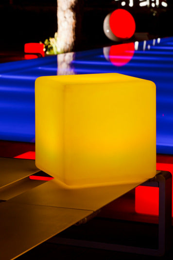 Lampe Big Cube 43x43 cm in  präsentiert im Onlineshop von KAQTU Design AG. Outdoor-Beleuchtung ist von SMART AND GREEN