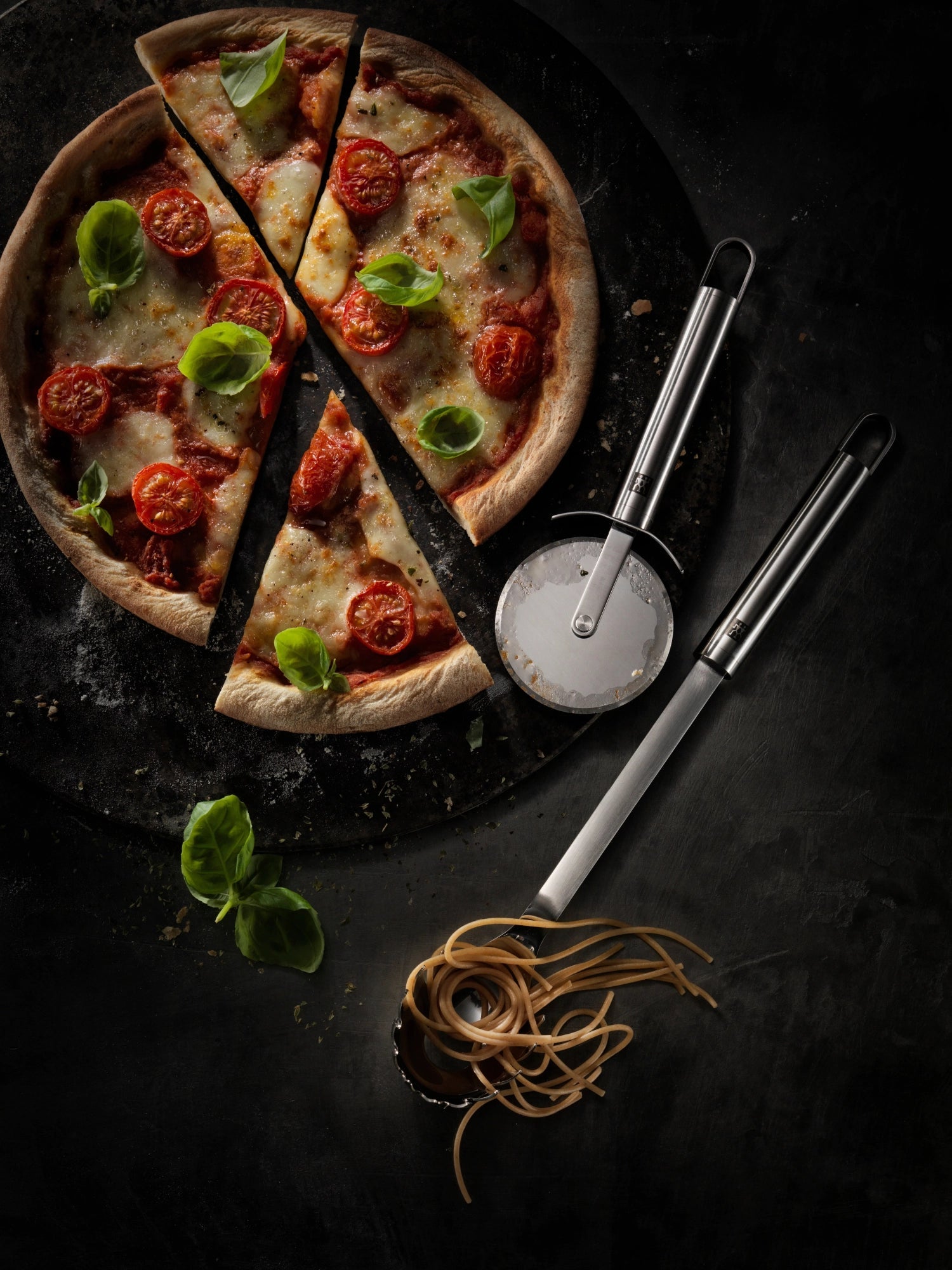 Hochwertiger Zwilling Pro Pizzaschneider, 20.1 cm, aus Edelstahl, ideal für präzises Schneiden von Pizza und Teig.