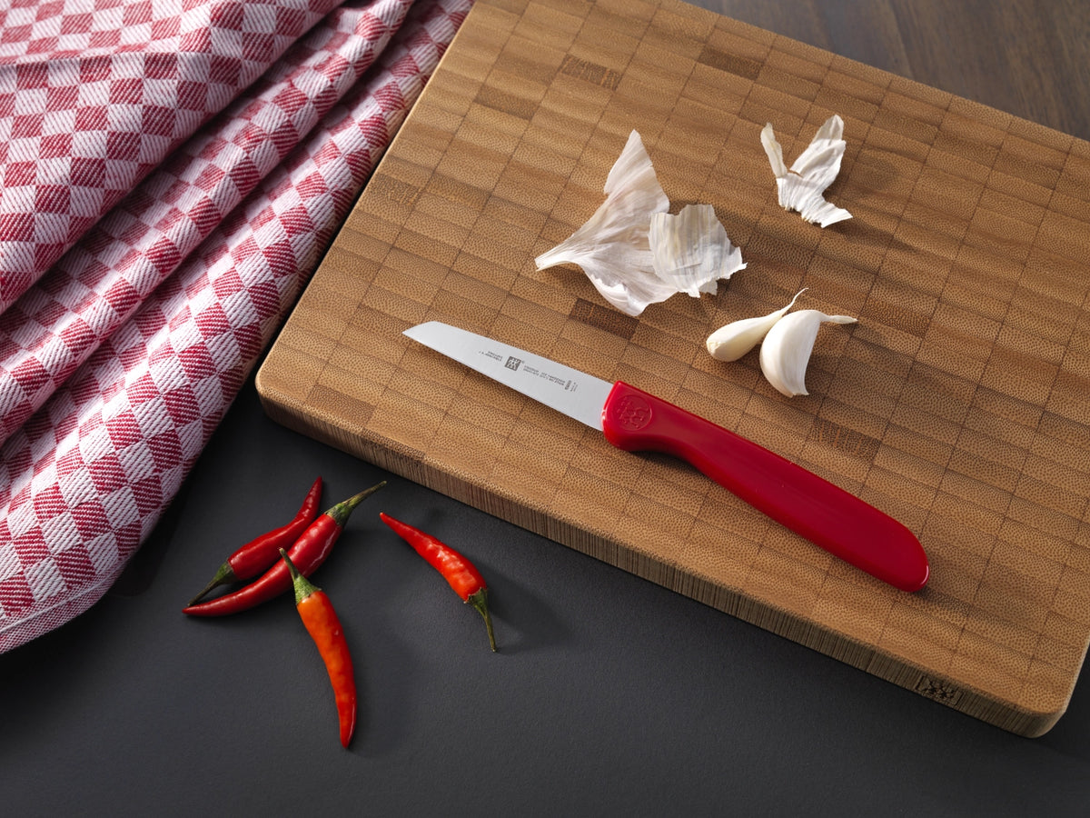 Twin Grip Gemüsemesser rot  70 mm in Schwarz präsentiert im Onlineshop von KAQTU Design AG. Küchenmesser ist von Zwilling Kitchen