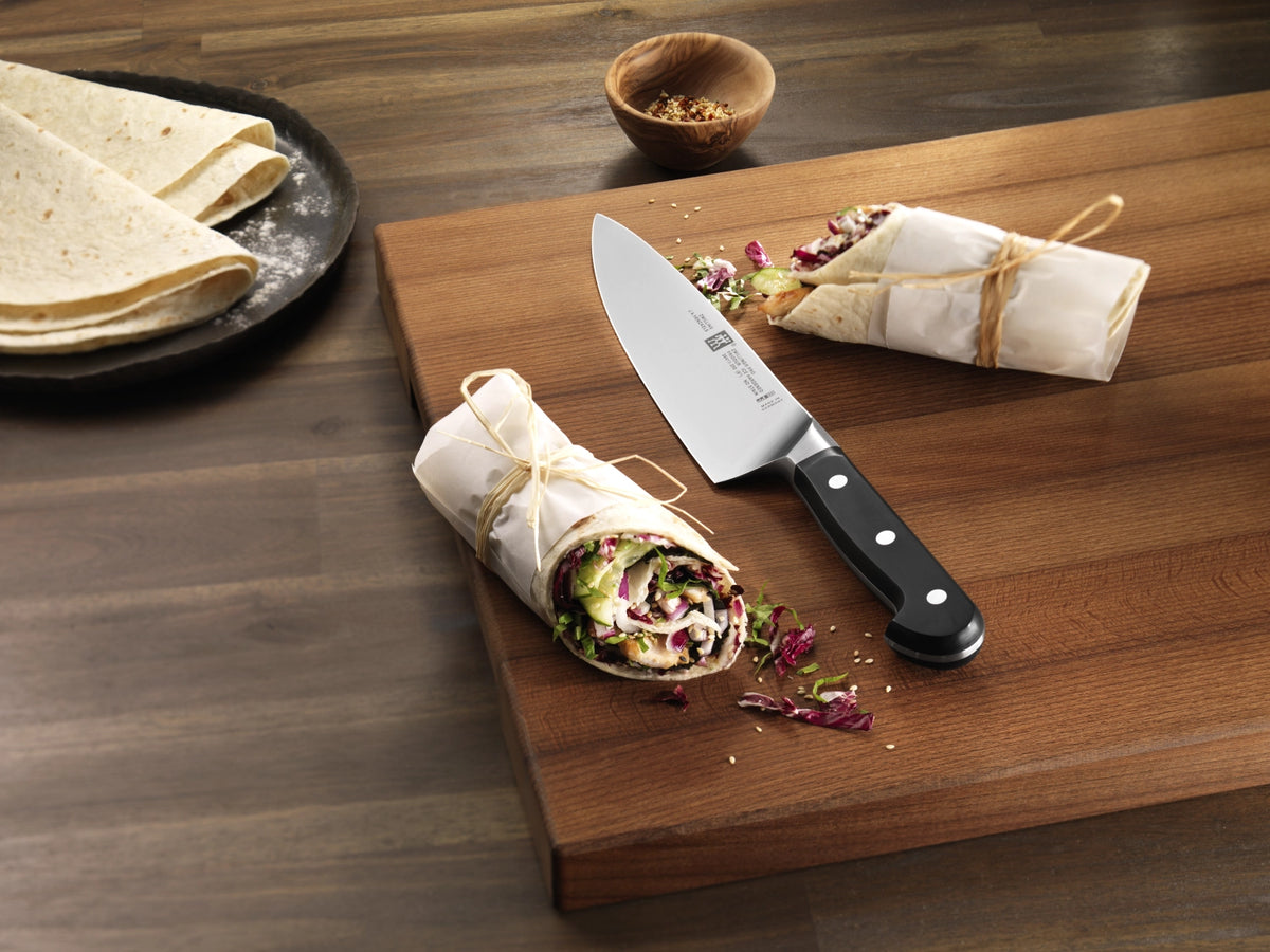 Zwilling Pro Kochmesser 200 mm in Schwarz präsentiert im Onlineshop von KAQTU Design AG. Küchenmesser ist von Zwilling Kitchen