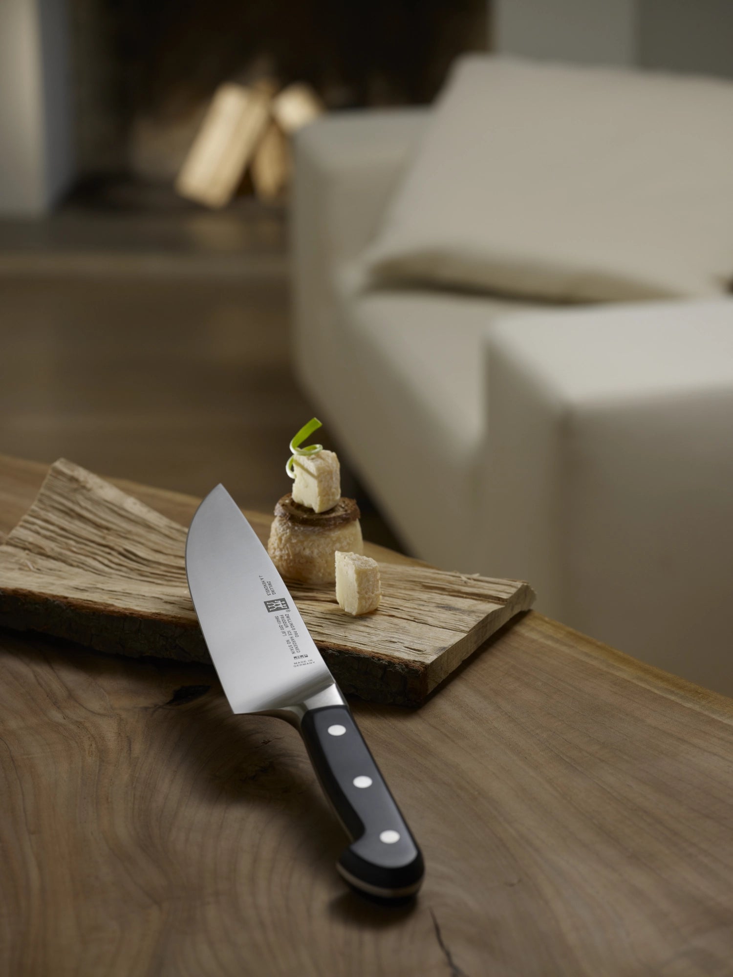 Professionelles Zwilling Pro Kochmesser mit 200 mm Klinge, perfekt für präzise Schneidetechniken und vielseitige Küchenanwendungen.